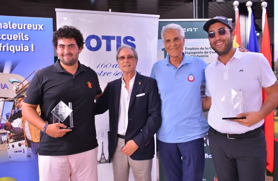 ET LA DECIMA AU PARFUM DES ROSES . GOLF  RASSEMBLEUR ET JOVIAL .