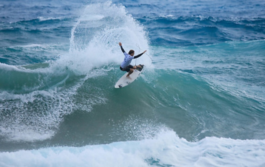 Vagues d’accueil , d’enthousiasmes et de réussites.  Le Morocco Mall Junior Pro Surf Casablanca . C’est ça .