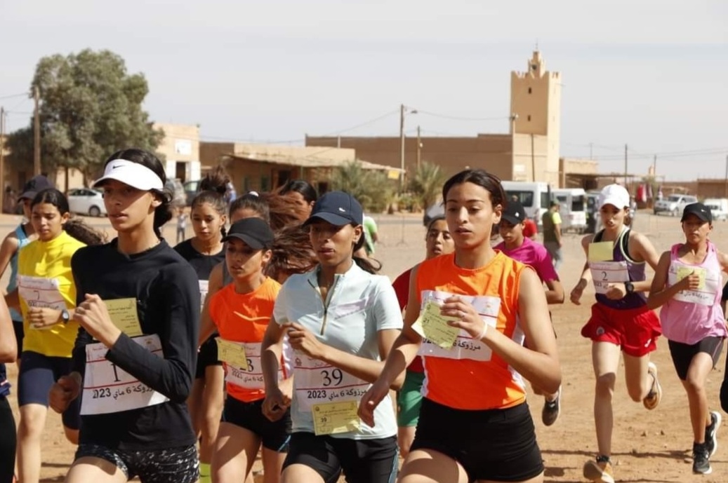 MERZOUGA ….CE N’EST PAS QUE POUR LES TOURISTES . NOS SCOLAIRES Y ÉTAIENT. 