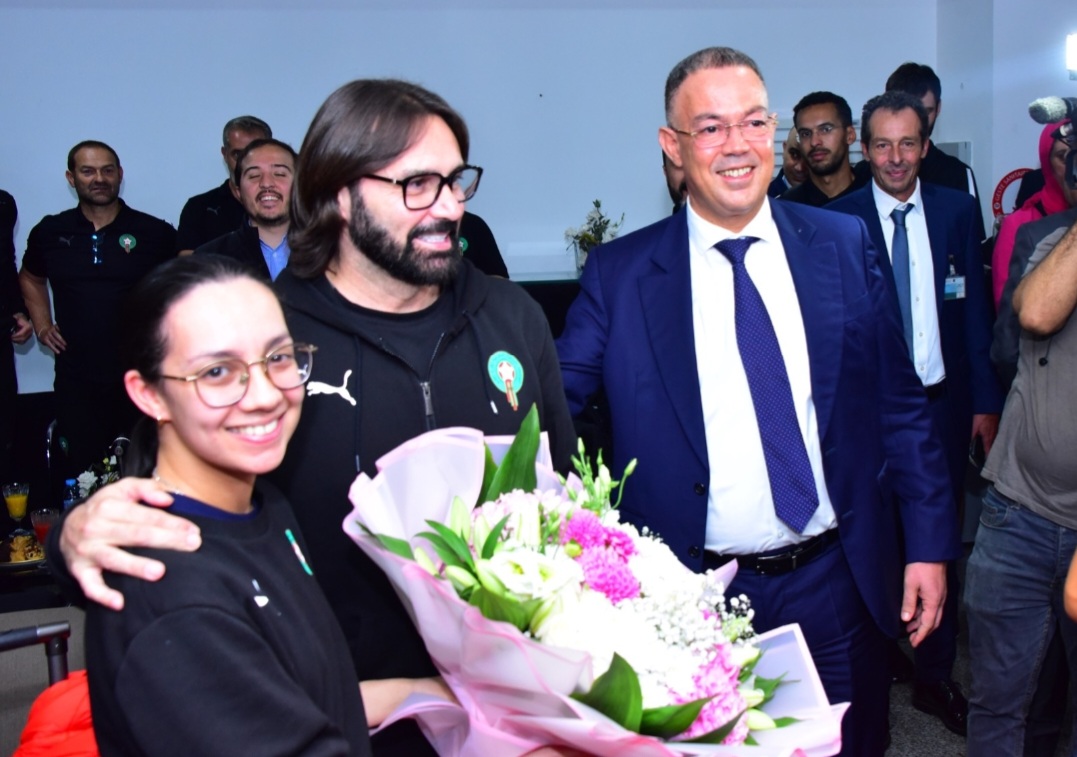 UN 1ER TOUR AVEC MENTION BIEN . NOS LIONNES RÉUSSISSENT LEUR BACK HOME . FLEURS ET YOUYOU À L’AÉROPORT MOHAMMED V 