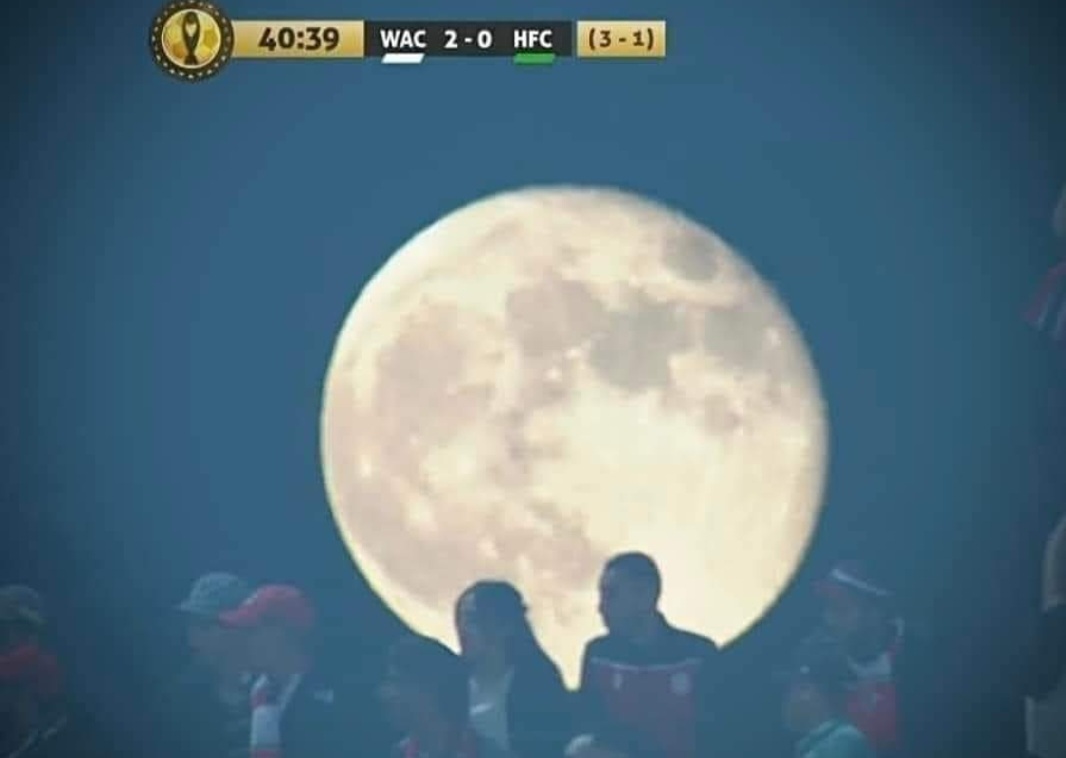 SOUS LE CLAIR DE LUNE . LE WYDAD RETROUVE DE SA LUMIÈRE .