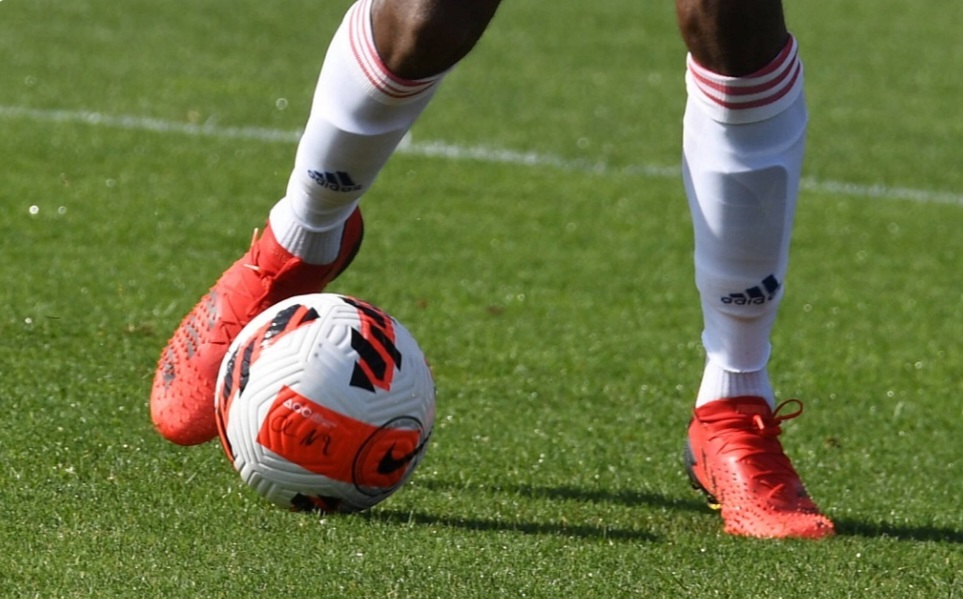 FOOT ET AUTRES. PROGRAMMATION CHEZ LES JEUNES . PRENDRE EN CONSIDÉRATION LE SAVOIR DES MÉDECINS ET DES ENTRAÎNEURS DE FOOTBALL CHARGÉS DE LA PREPARATION PHYSIQUE .