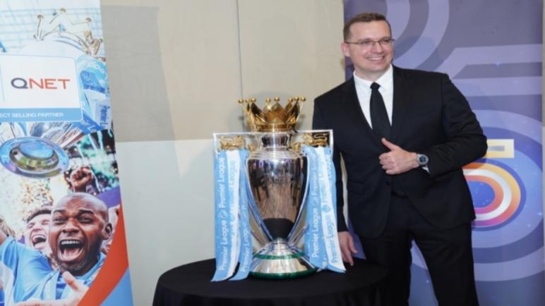 QNET ET MAN CITY MAIN DANS LA MAIN . LE TROPHÉE 2022 PRÉSENTÉ À CASABLANCA. 