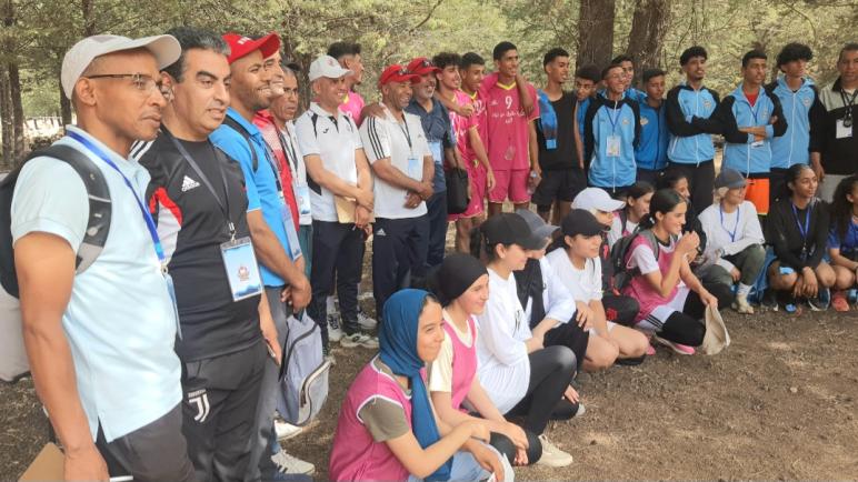 AUX PIEDS DES CÈDRES : LE SPORT NOUS UNIS . LES SCOLAIRES SONT À IFRANE. 