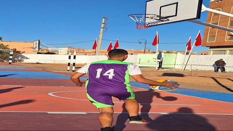 BASKET À ZAGORA . DES DATTES , UN BIVOUAC ET DU TALENT . SLAM DUNK ET VIVE LE SPORT SCOLAIRE. 